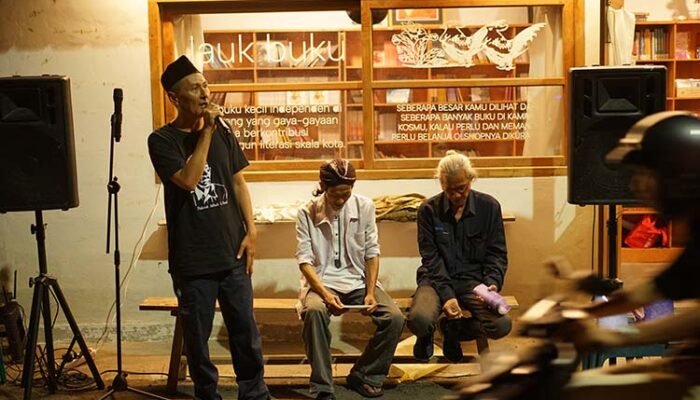 Puisi Jadi Ruang Kritik Sosial, Antologi Setengah Tiang Diluncurkan di Lauk Buku Semarang